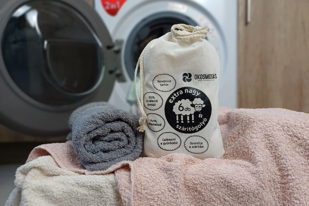 okosmosás szárítógolyók törölkozőn a mosógép előtt