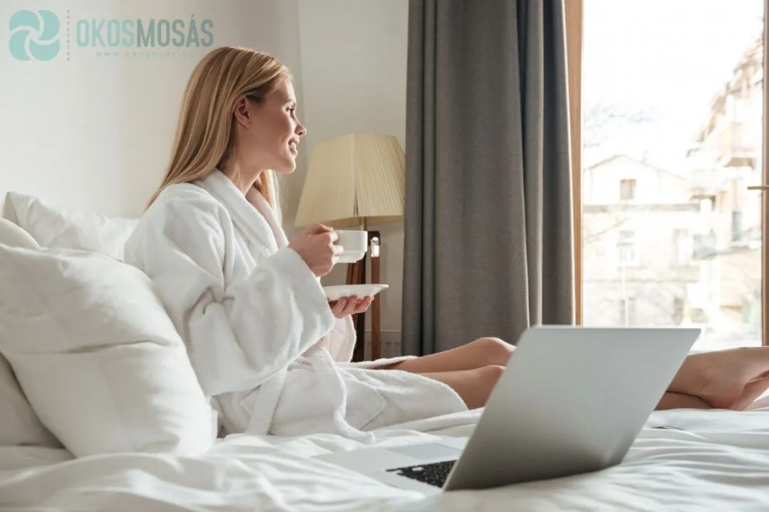 airbnb ágyon kávézó lány