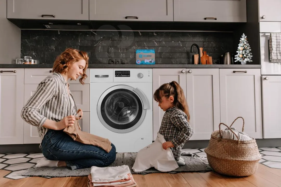 anyuka kislányával ruhákat válogat a mosáshoz