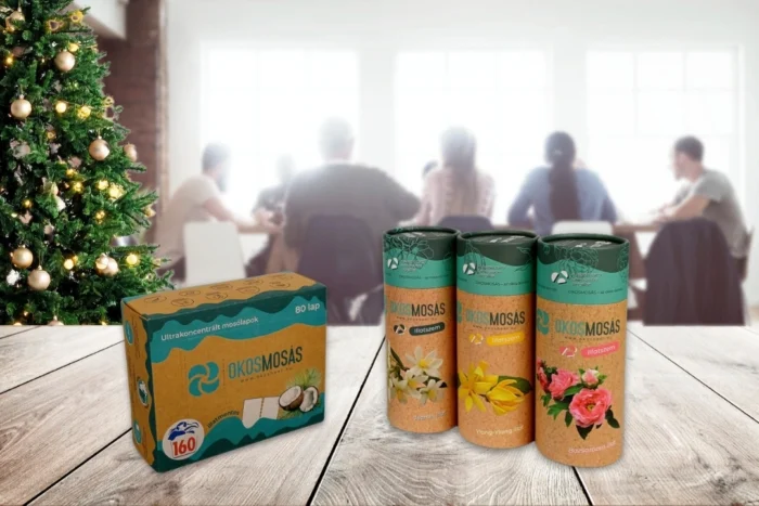 társaság az asztal körül karácsonykor