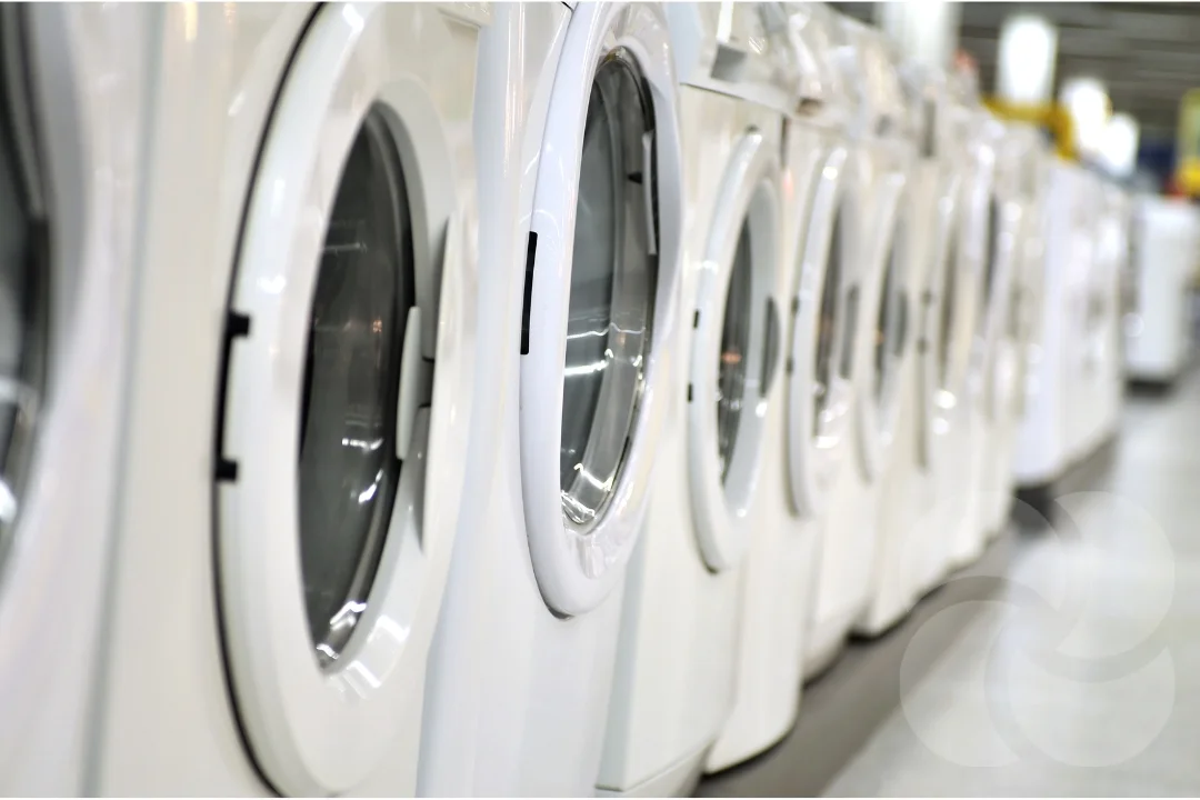 egy sor mosógép az üzletben