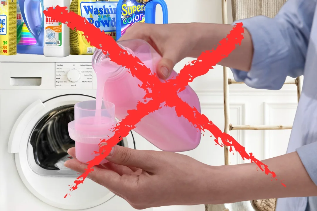 pirossal áthúzott öblítőt öntő kéz