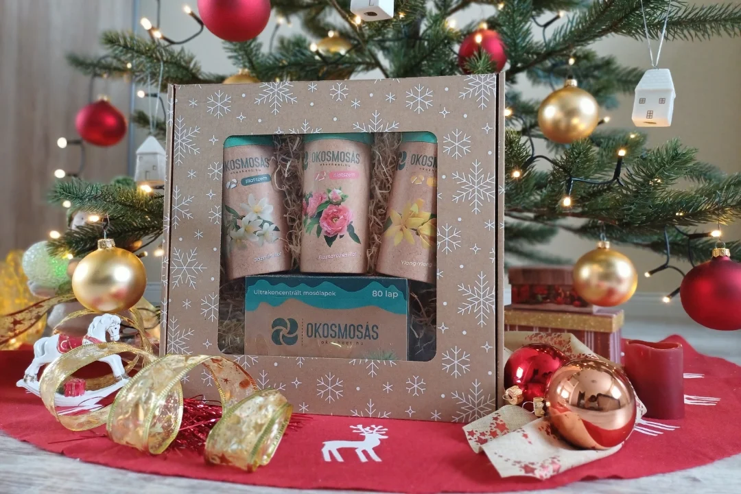 karácsonyi díszcsomagolás a karácsonyfa alatt benne okosmosás mosólap és illatszemek termékek