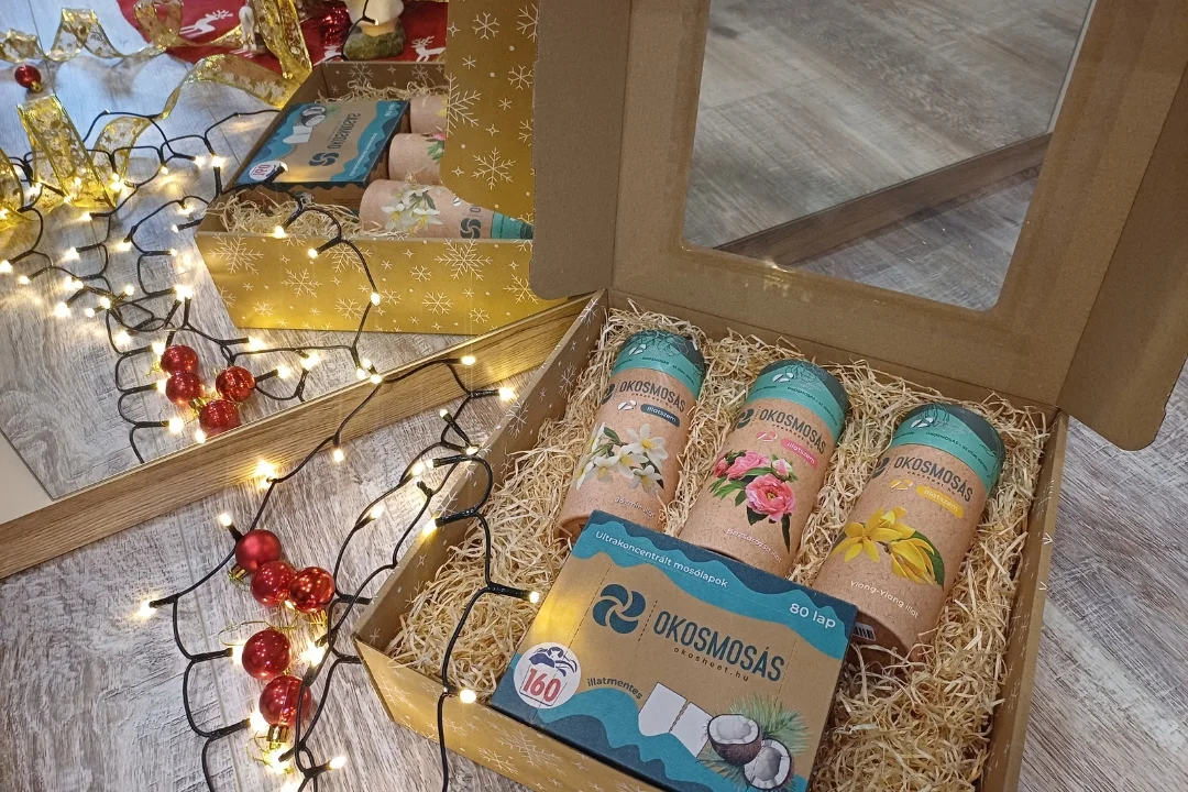 karácsonyi díszcsomagolás kinyitva benne az okosmosás termékekkel